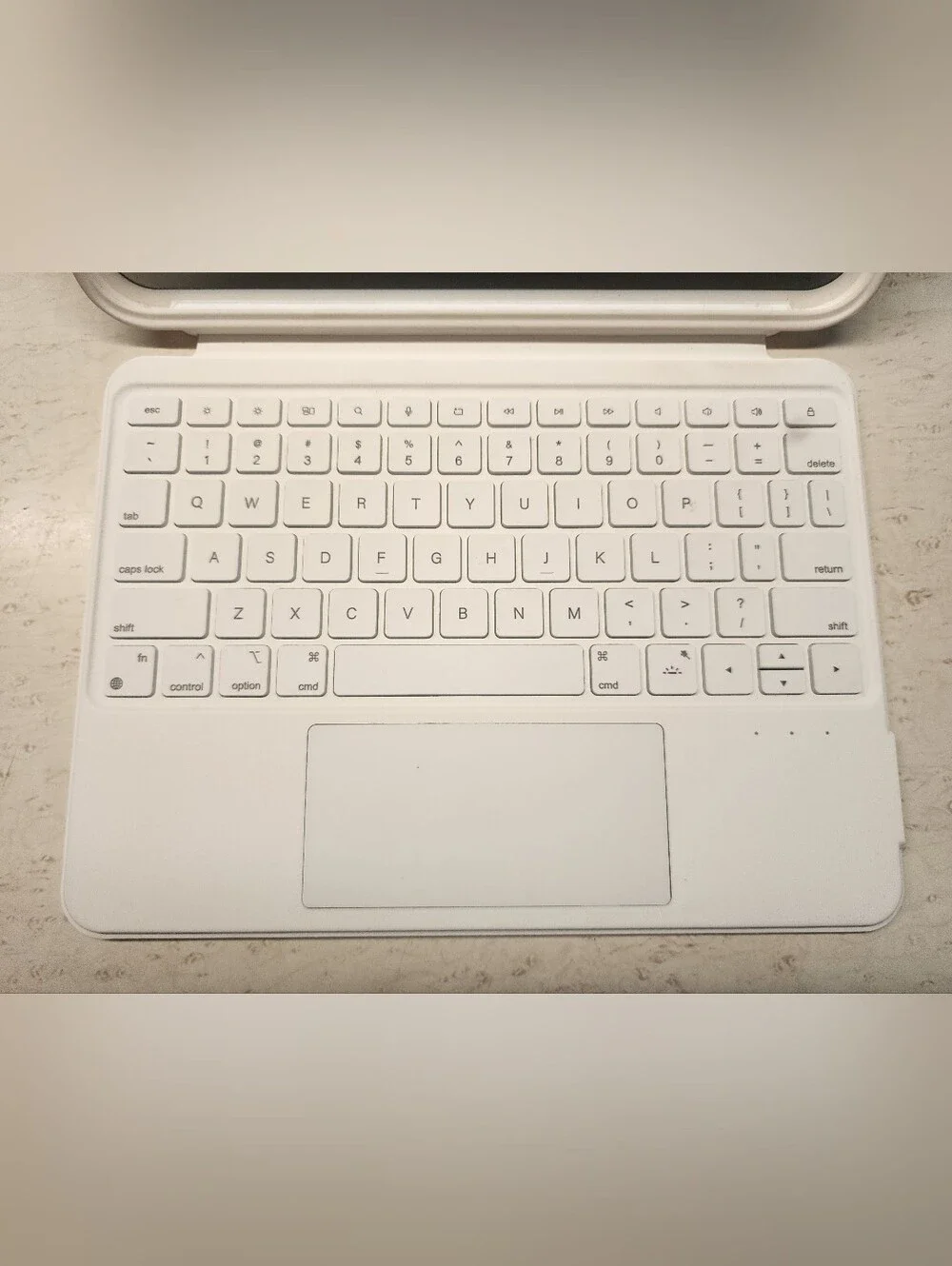 Apple ipad Keyboard Case with Rotating Tablet Mount